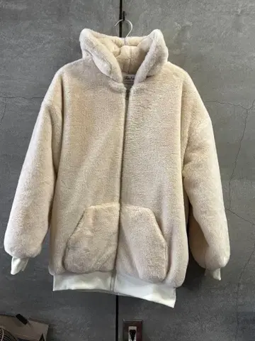 후드 부착 크림색 플리스 자켓