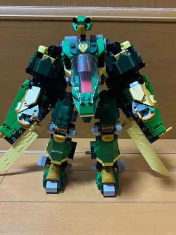 레고 닌자고 로이드의 그린 제트 메카