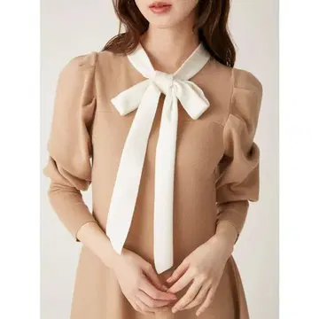 [ 새상품급 ] LILY BROWN 보타이 니트 미니 원피스