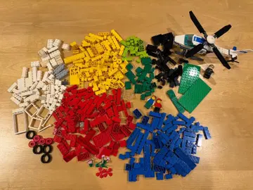 LEGO 파란색 바구니 내용물과 7741 헬리콥터