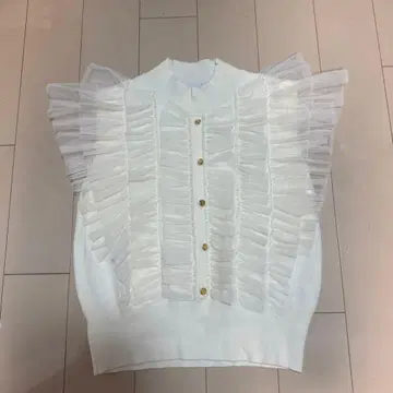 화이트 프릴 슬리브리스 니트