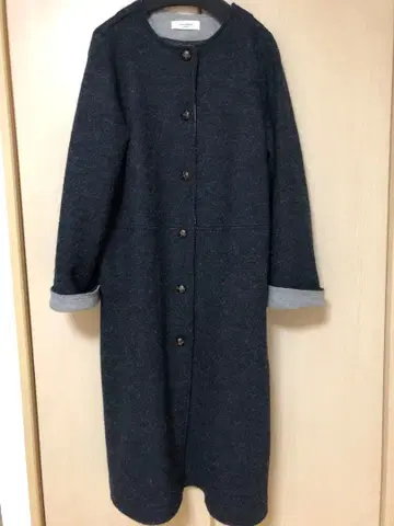 다크 그레이 버튼 달린 롱 코트