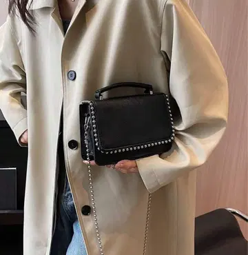 스터드 장식 블랙 숄더백