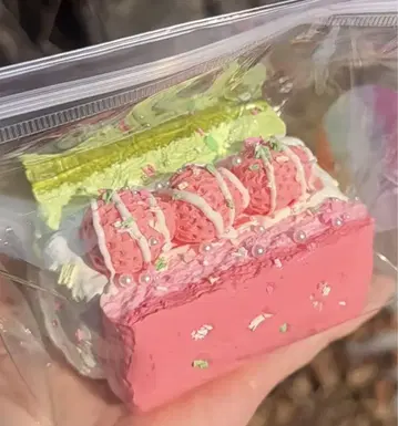 딸기 케이크 토롱 스퀴즈