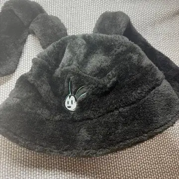 토끼 귀 달린 블랙 플리스 캡