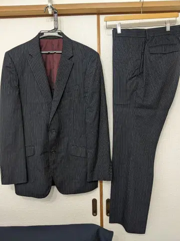 다크 블루 핀스트라이프 비즈니스 정장