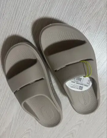 Oofos 베이지 슬라이드 샌들