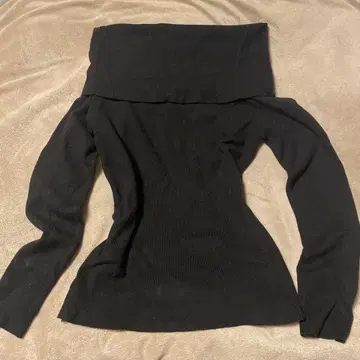 AIC. 와이드 오프숄더 니트탑