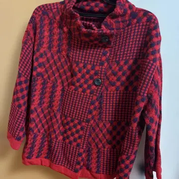 빨간색과 보라색 체크 무늬 니트