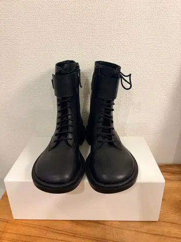 블랙 가죽 레이스업 부츠