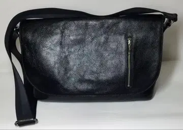 블랙 가죽 숄더백 플랩 포함