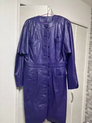 보라색 가죽 버튼 코트