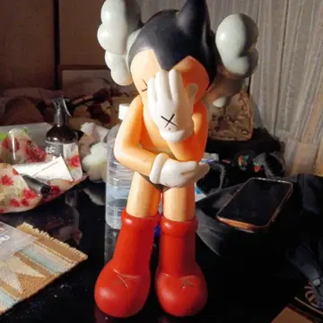 피규어 손을 얼굴에 댄 포즈 약 30cm 아톰 & 카우스