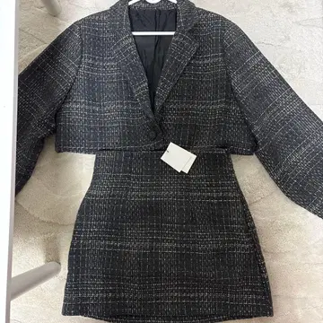 크롭 자켓과 스커트 셋업