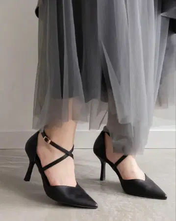 RAND 소프트 크로스 스트랩 세퍼레이트 펌프스