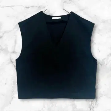 바캉스 블랙 V넥 슬리브리스 베스트 숏 기장 스웨이드