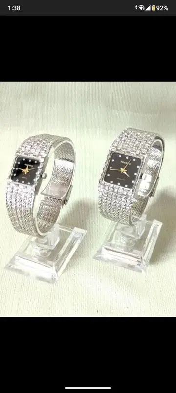 실버 메쉬 밴딩과 블랙 다이얼의 쿼츠 손목시계 2세트.