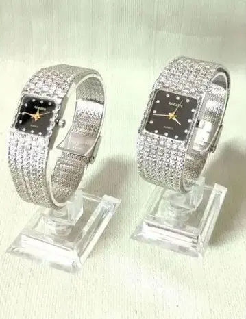 실버 메쉬 밴딩과 블랙 다이얼의 쿼츠 손목시계 2세트.