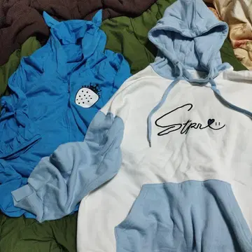 스토푸리 코론군의 파란색 후드티와 화이트 후드티 세트
