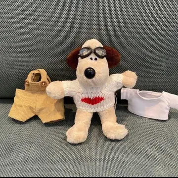 그루미트 봉제 인형 키링 브라운 하트 니트 오버롤과 화이트 티