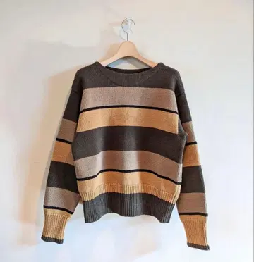 카키 베이지 스트라이프 니트 스웨터