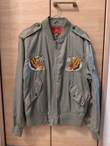 AVIREX 스카잔 호랑이 자수 M 옅은 카키 그린