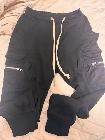 블랙 스웨트 팬츠 지퍼 포켓 부착