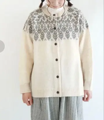 새상품 사만사 모스모스 꽃 자카드 크루넥 니트 가디건 모카