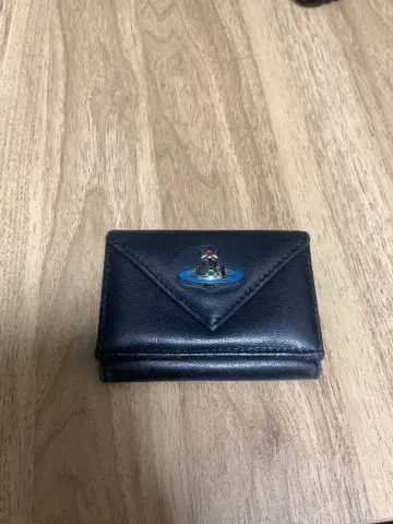 블랙 가죽 로고 장식 비비안 3단 폴더형 지갑