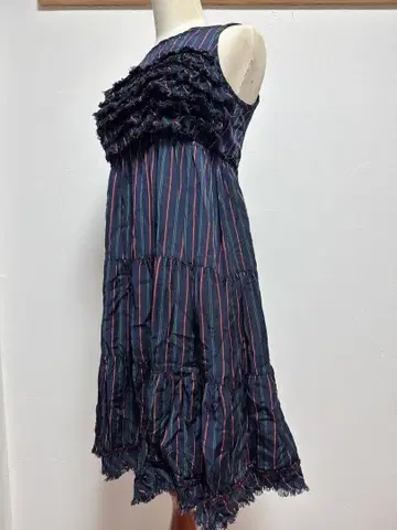 에밀리 템플큐트 레지멘탈 패턴 슬리브리스 스트라이프 원피스