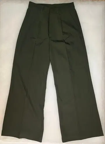 올리브 그린 와이드 팬츠 플리츠 포함