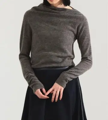 AK+1 2025년 시즌 편직 비대칭 넥 풀오버 데미룩스 빔즈