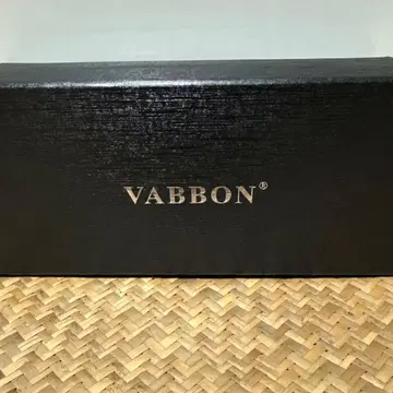 고급스러워 보이는 안경입니다.