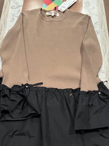 리본 포함 프릴 디자인 긴팔 상의