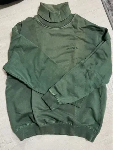 XLARE 그린 터틀넥