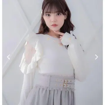 ROJITA 목걸이 포함 어깨 볼륨 프릴 니트탑 화이트