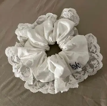 FEKETE 프릴 달린 화이트 스크런치