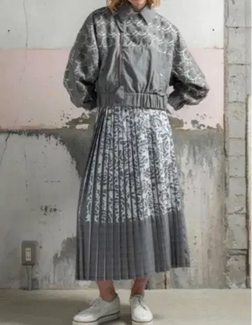 민트 디자인즈 포일 스커트 플리츠 롱 스커트