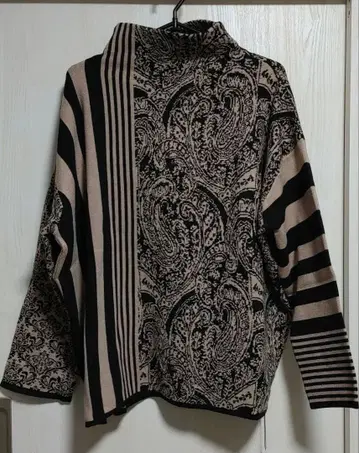 안티카 페이즐리 무늬 니트