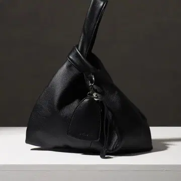 블랙 가죽 핸드백