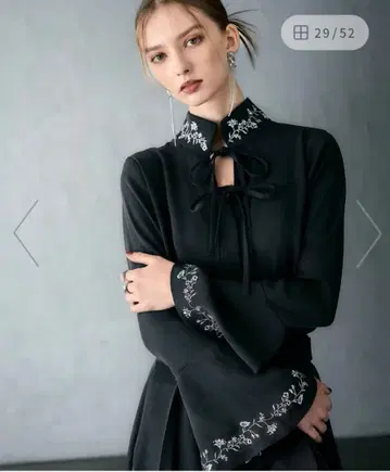 HARE 2way 플라워 자수 블라우스 블랙