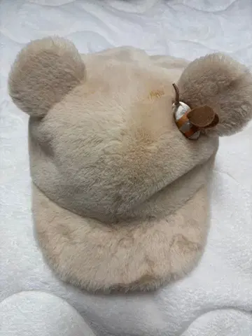 곰 귀 달린 베이지 캡