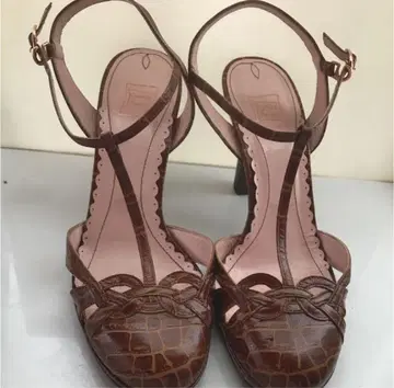 신시아 로리 브라운 스트랩 힐