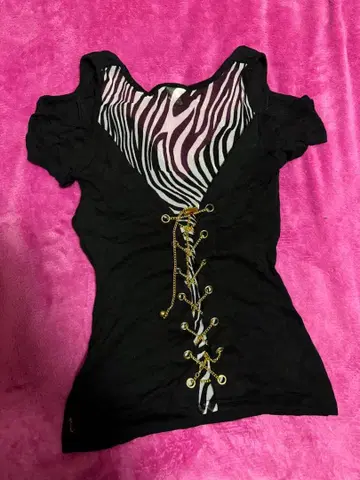 오프숄더 블랙 T셔츠 제브라 패턴