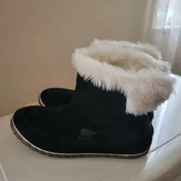 SOREL 퍼 달린 블랙 부츠