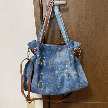 새상품에 가까운 데님 블루 로고 자수 반짝이는 A4 숄더백