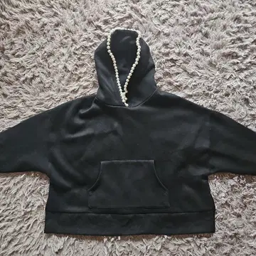 펄 장식 블랙 후드티
