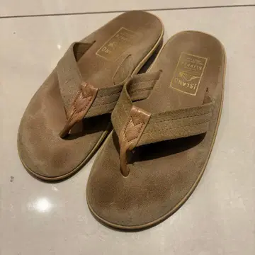 ISLAND SLIPPER 브라운 샌들