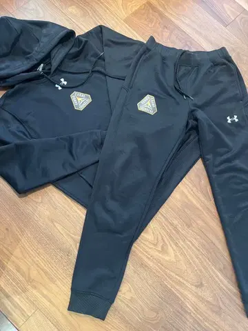 언더아머 군마 클레인썬더즈 맨투맨 셋업