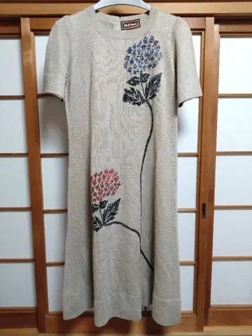 사이토 토요코 꽃무늬 자수 반팔 무릎 기장 원피스